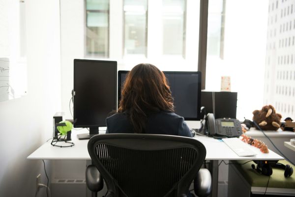 Révolutionnez votre routine : libérez-vous des maux de dos du télétravail avec des étirements quotidiens efficaces.